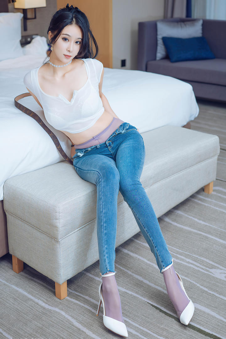 长腿牛仔裤美女蓝夏99久久亚洲综合精品