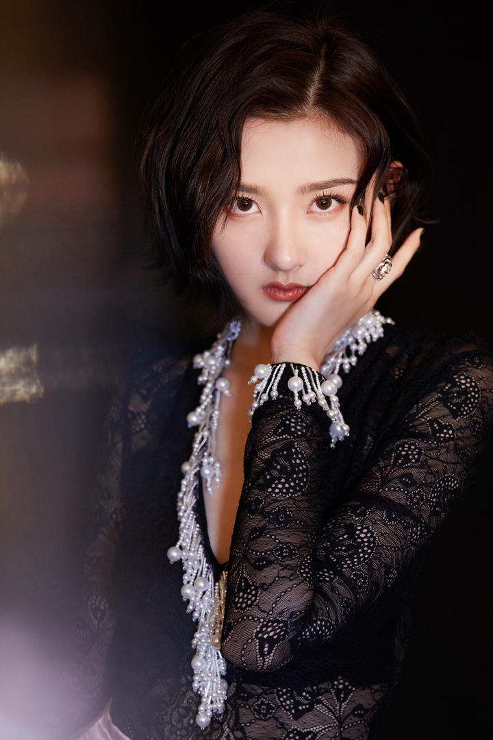 抚摸脸庞的短发女明星壁纸宋祖儿图片