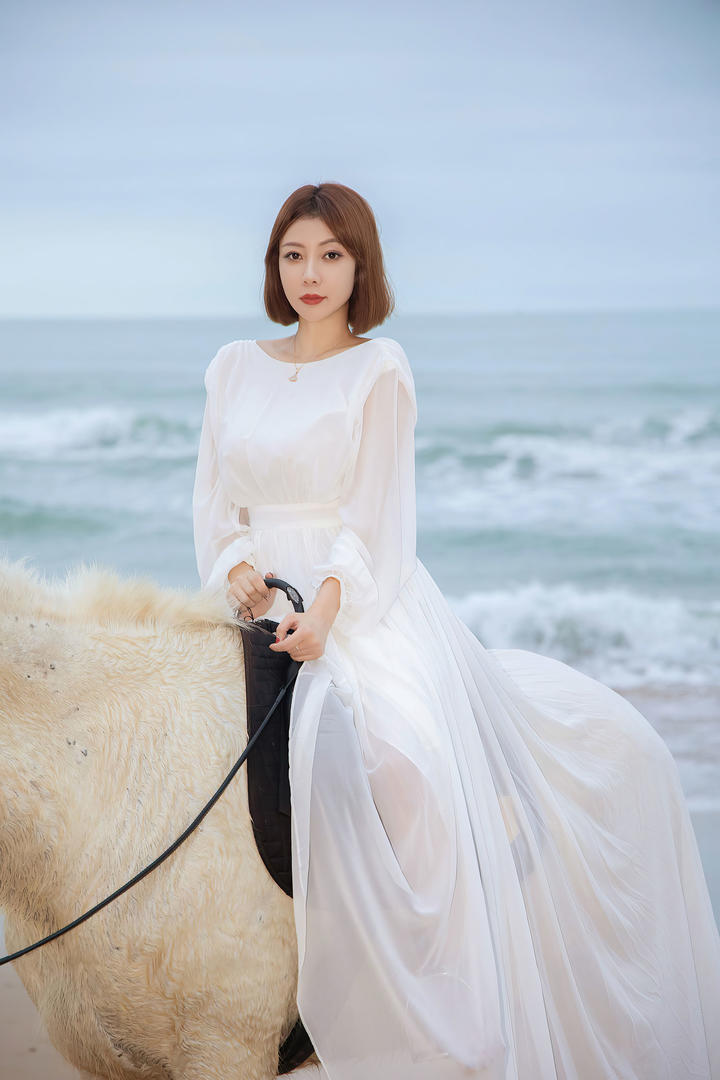 海边骑马的漂亮短发气质美女高清壁纸图片