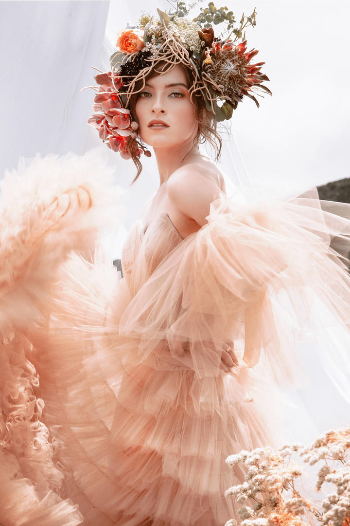 戴着鲜花头冠的欧美美女人像艺术摄影图片