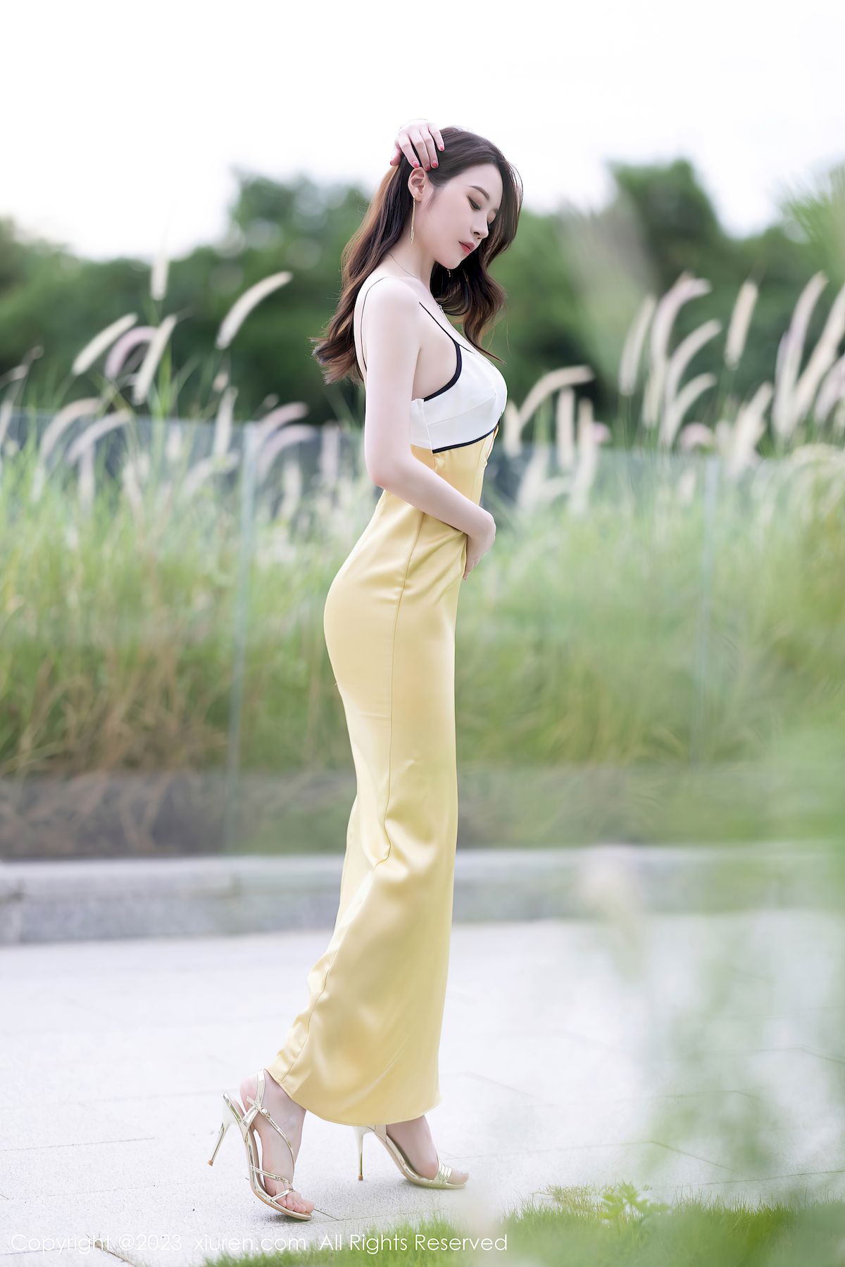 秀人网美女模特梦心玥拼色长裙搭配原色丝袜安吉旅拍