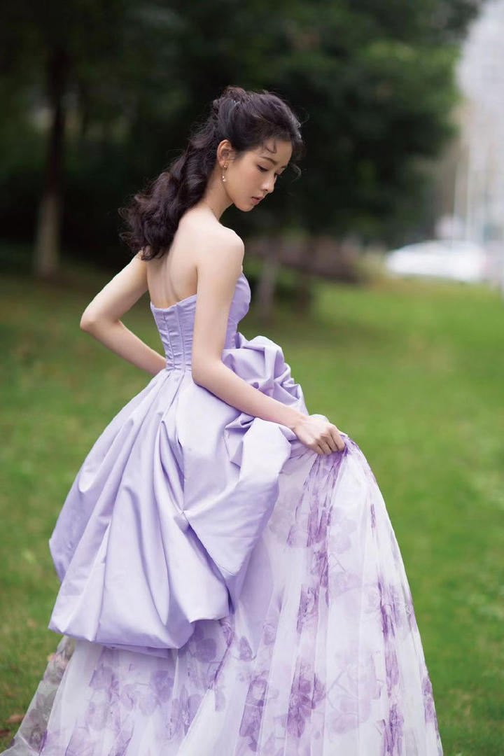 美女明星陈都灵紫色长裙小清新户外写真图片
