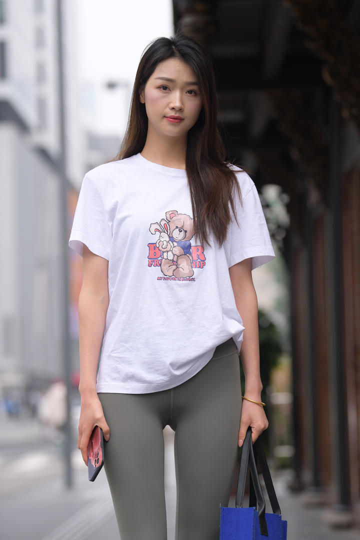 街拍紧身裤美女教练气质性感图片