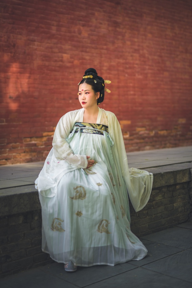 古典唐装美女写真图片