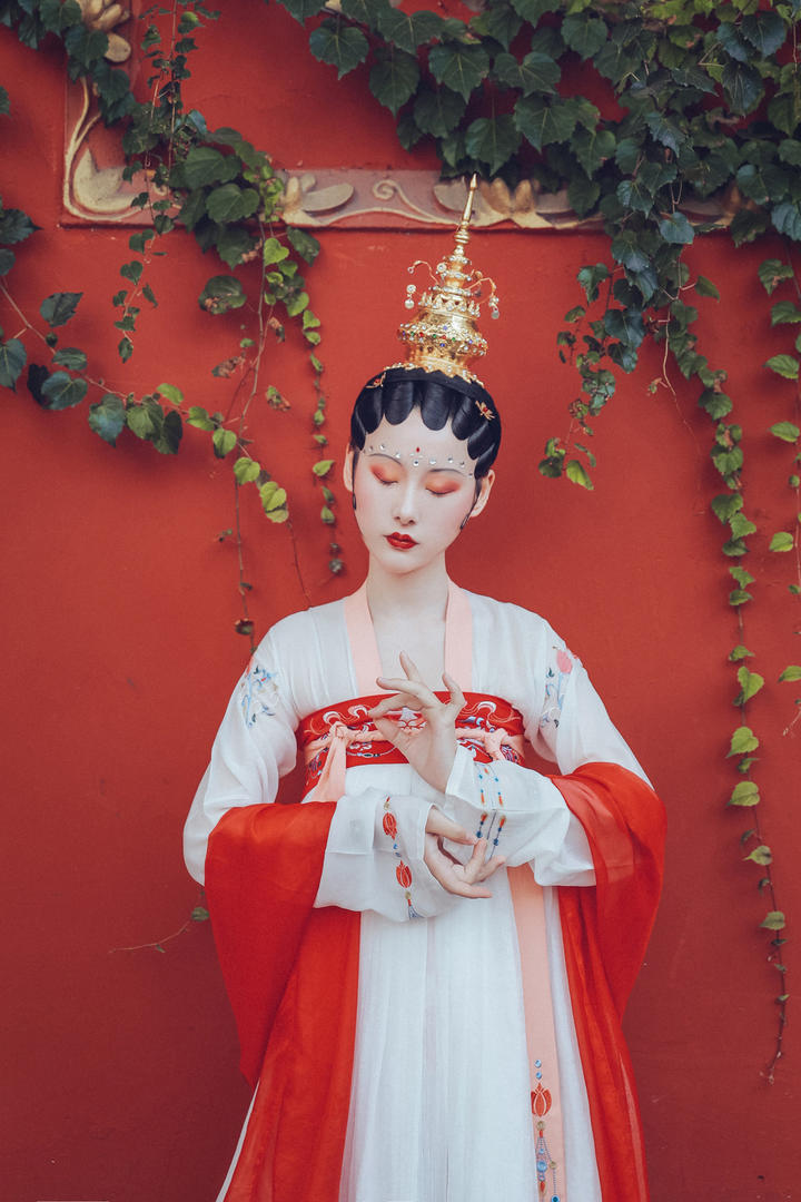 站在红墙边的高清古装美女图片