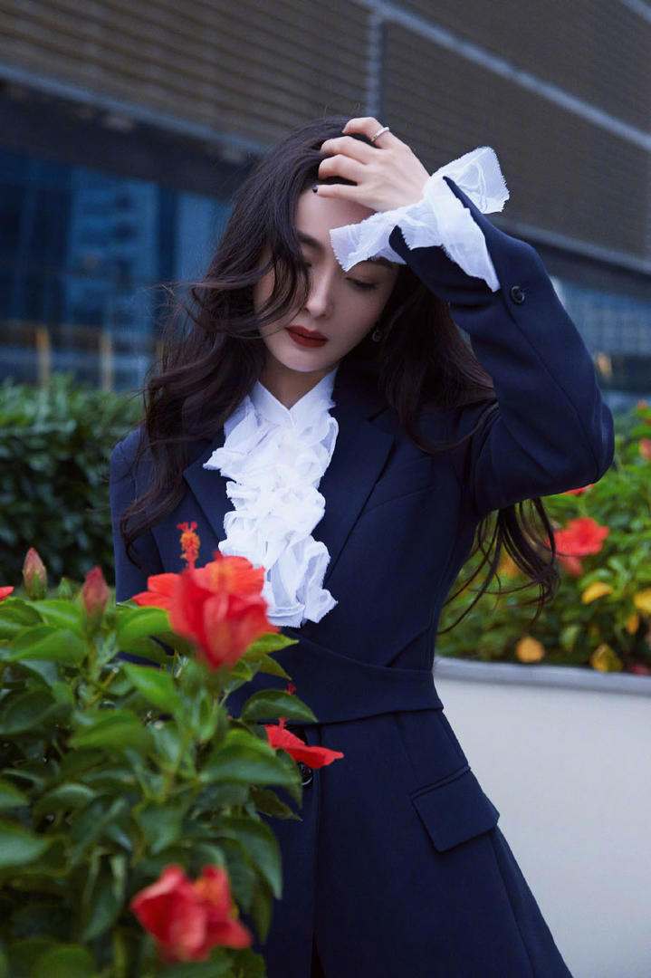 杨幂职业西装性感写真图片