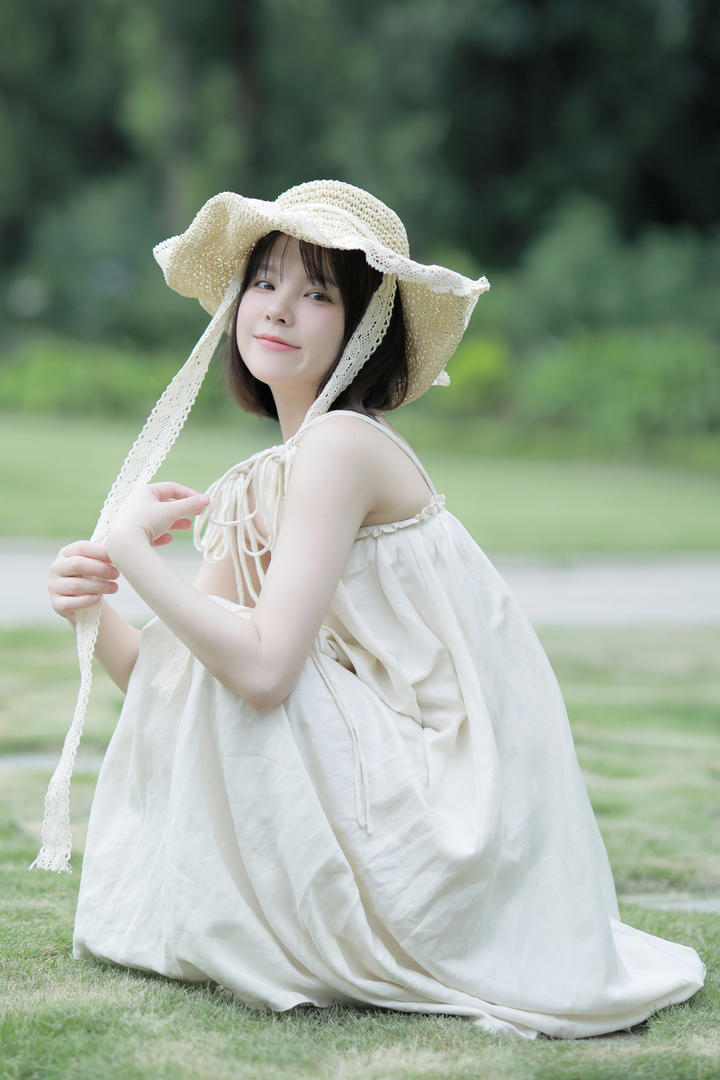 蹲在草地上的清纯娇小可爱女生唯美摄影图片