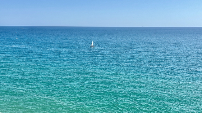 碧海蓝天白色帆船图片