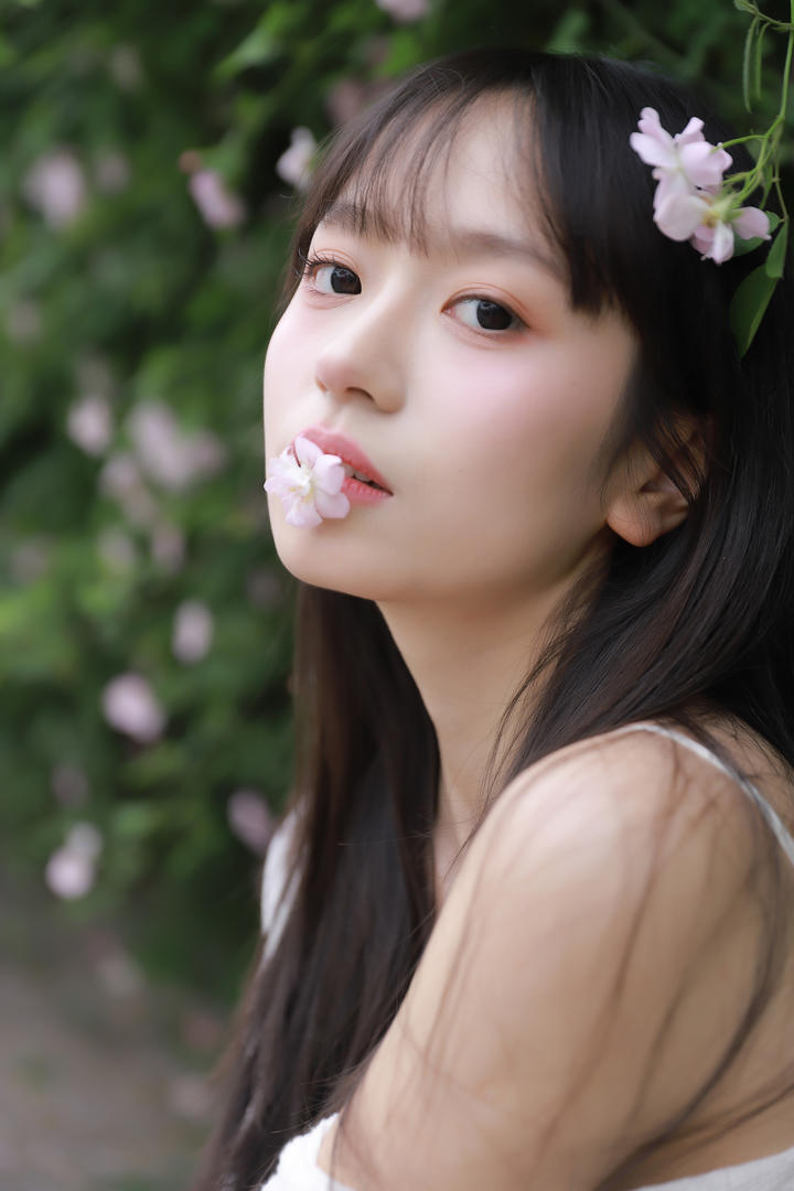 亲吻花朵的极品颜值美女个性头像图片大全