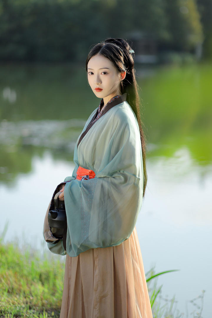 在水一方的唯美古装汉服美女高清壁纸图片