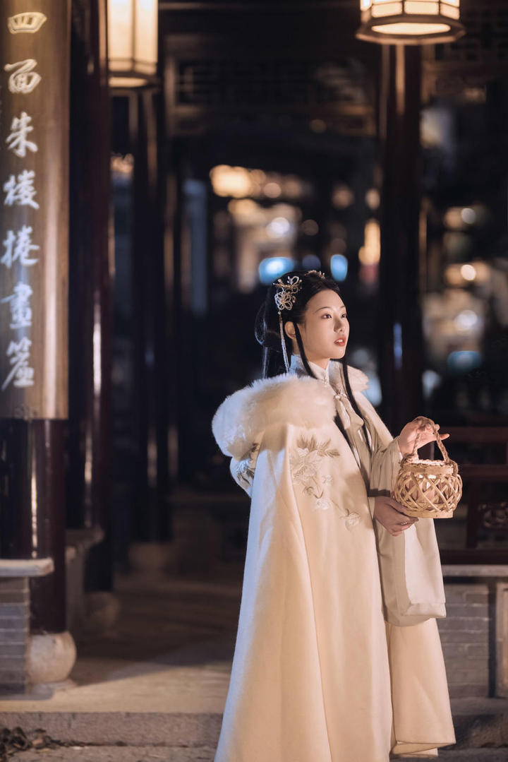 穿白色披风的古装美女艺术写真图片