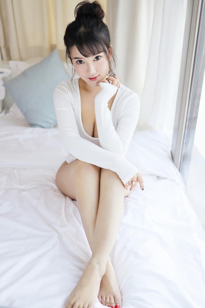 坐在床上丸子头性感美腿美女图片