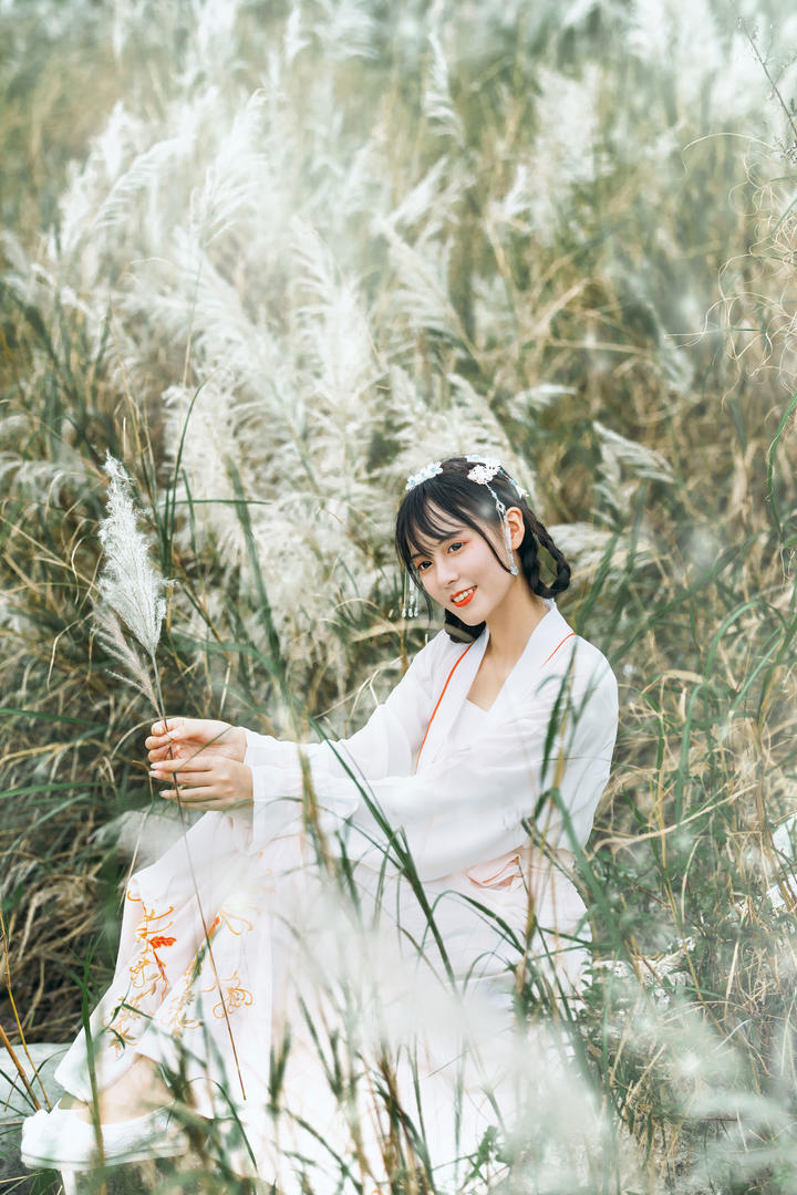 草丛中的白衣古装美女唯美古风图片欣赏