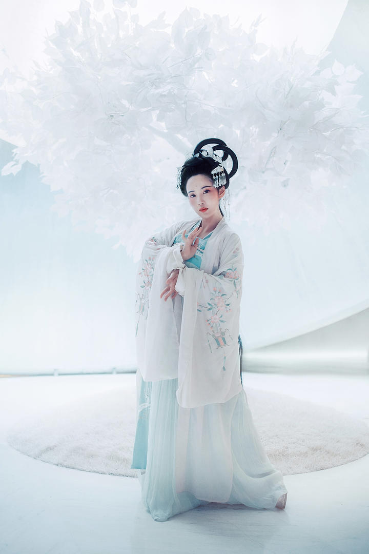 超清穿着长裙的古装美女图片
