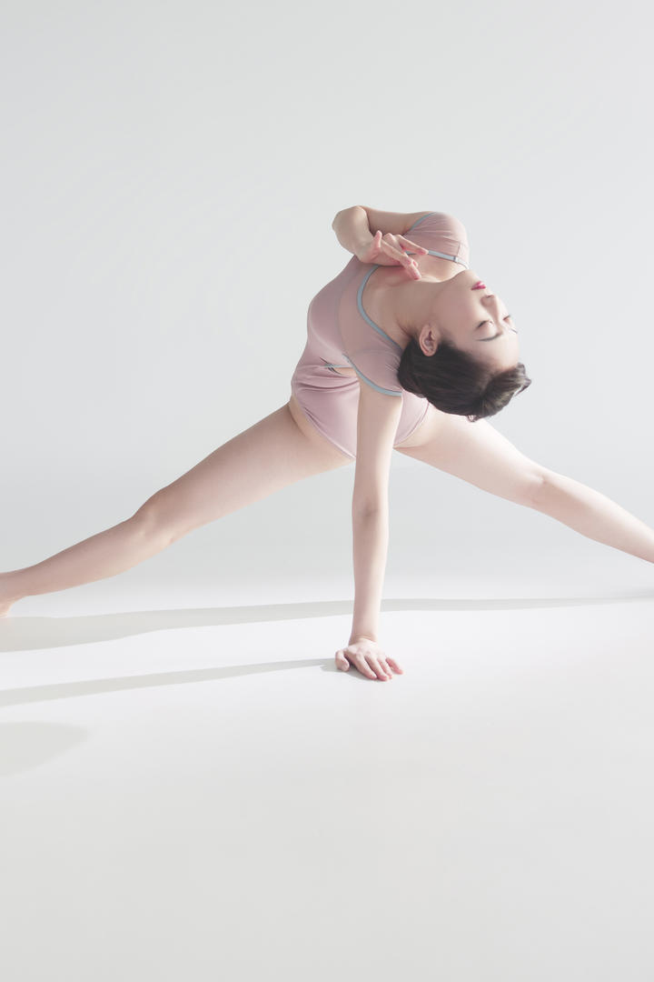 跳芭蕾舞优优人体美女艺术写真