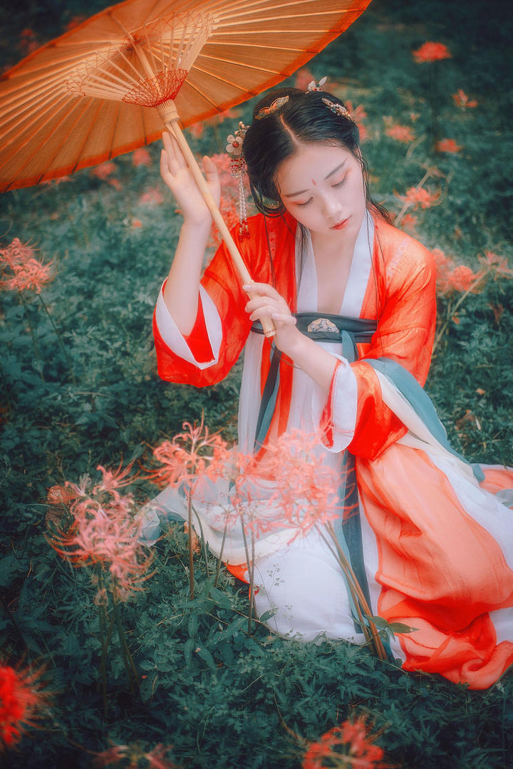 打着油纸伞的古装女生图片