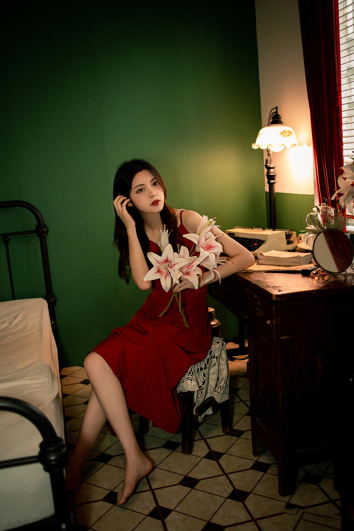 手捧鲜花的美女复古风写真图片