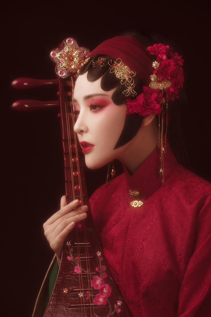 身穿红装的古典美女艺术写真图片