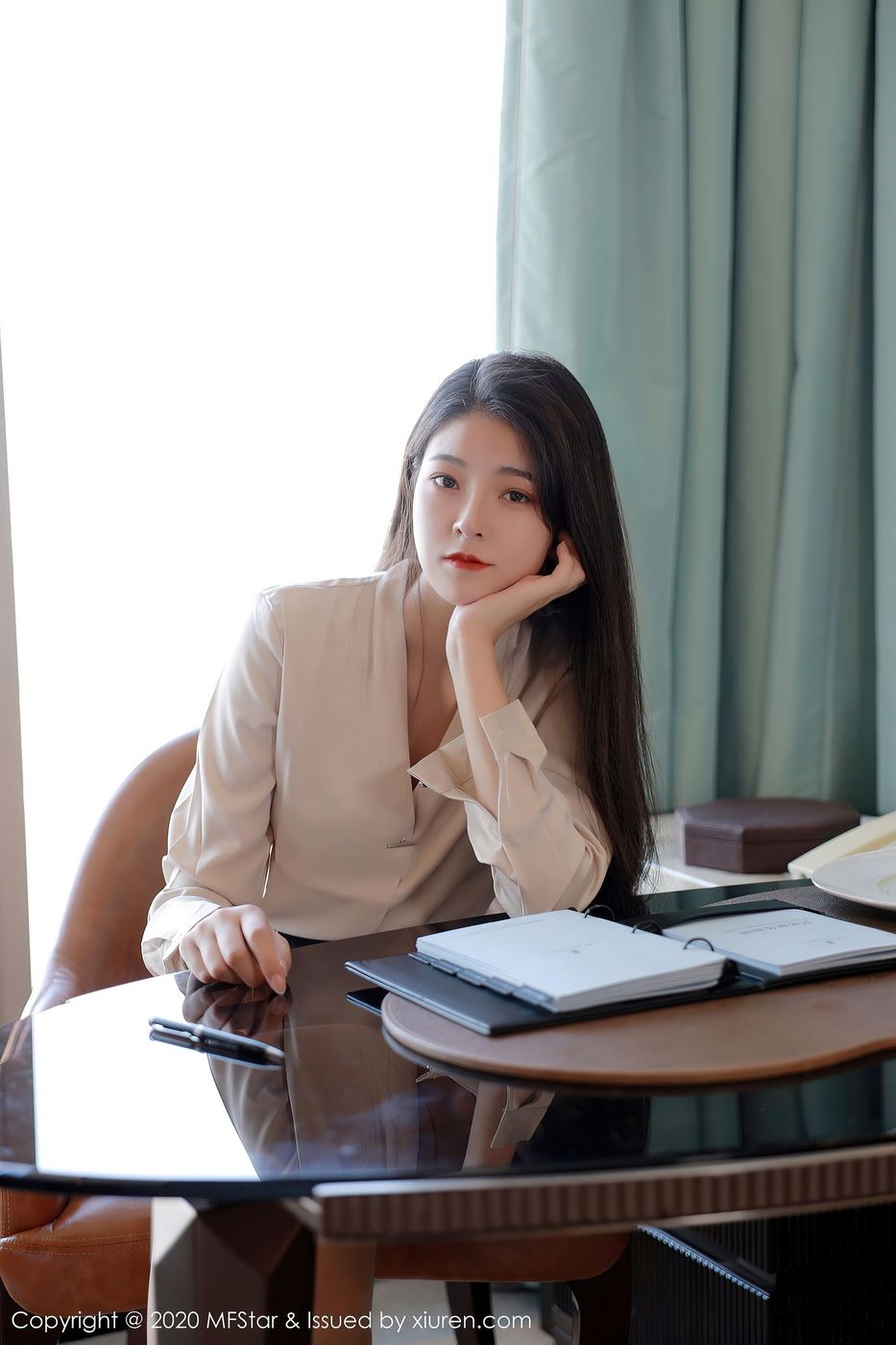 模范学院美女模特Laura苏雨彤纤纤细腿职场秘书OL系列写真