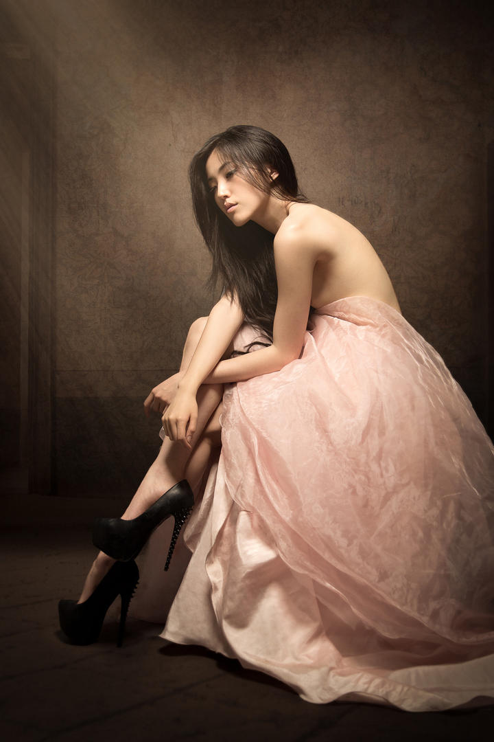 穿着长裙的国外美女艺术写真