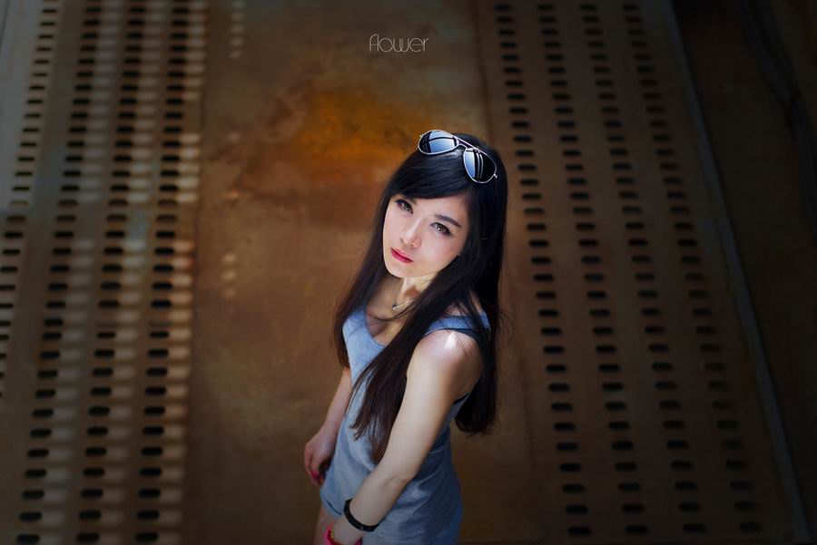 气质美女模特户外甜美写真照