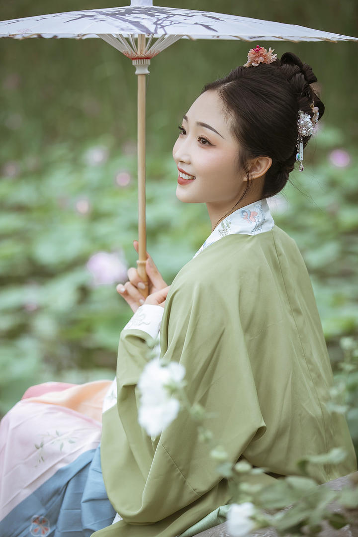 撑着伞的高清甜美古装美女图片艺术人像摄影图片