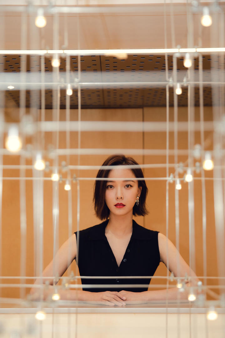 中国内地美女明星王珞丹干练短发写真图片