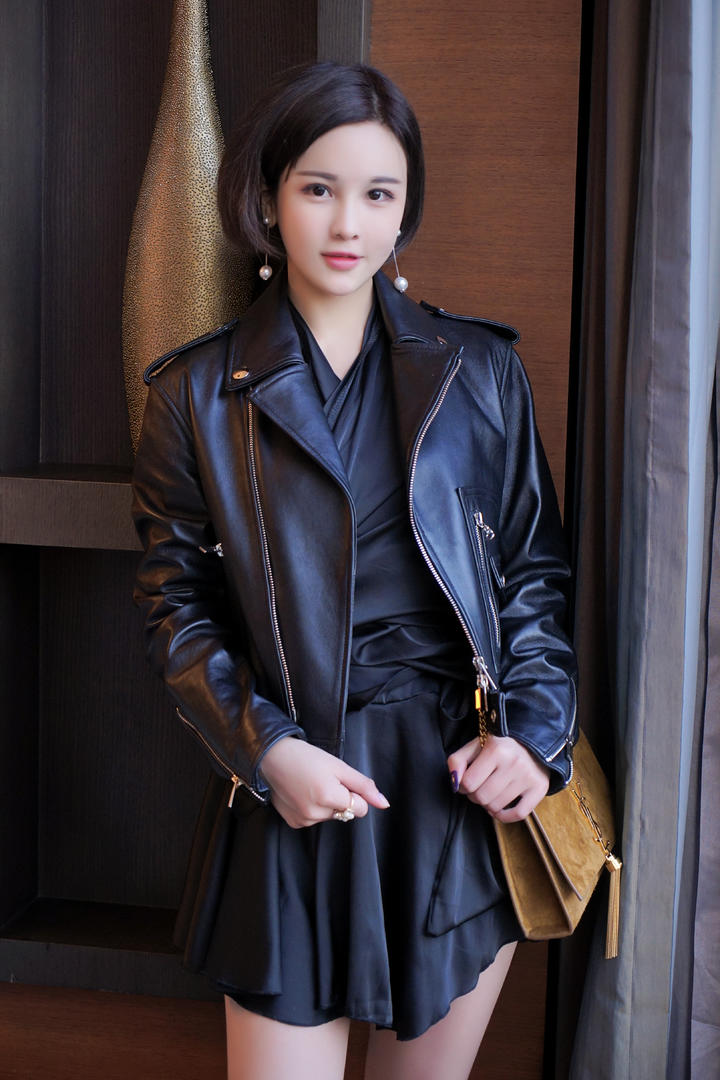 穿着黑色皮衣的性感短发御姐美女图片