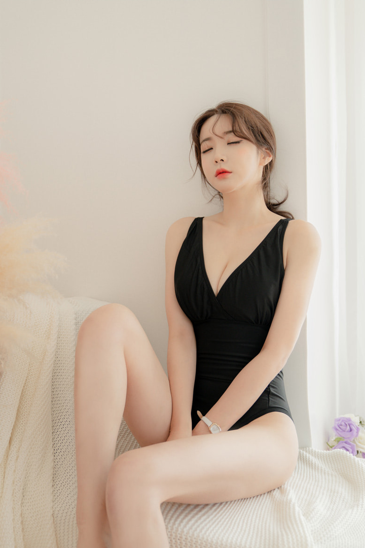 闭上眼睛的韩国美女模特柳京