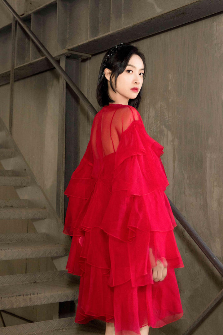 站在楼梯上的性感女神宋茜图片