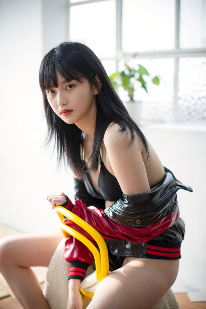 娇小清纯的美女车模性感私房照欣赏