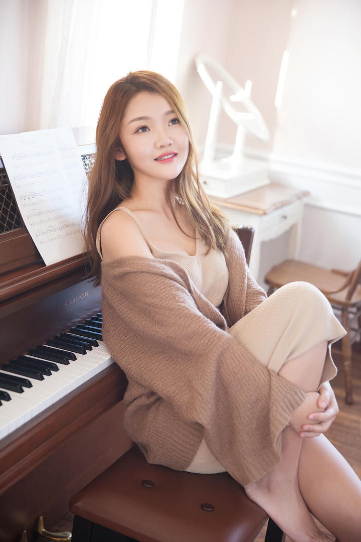 弹钢琴的清纯可爱气质女生个人生活照图片