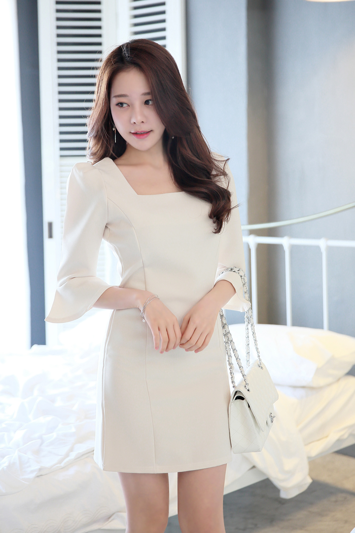 超清穿着白色连衣裙的韩国高清美女写真图片