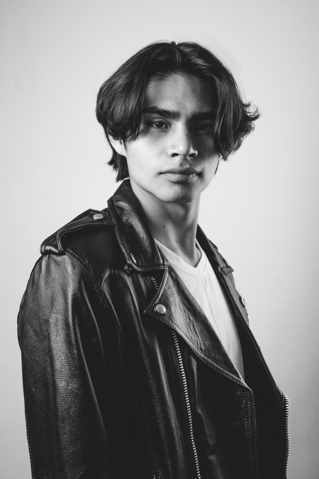 黑白质感皮衣帅哥图片