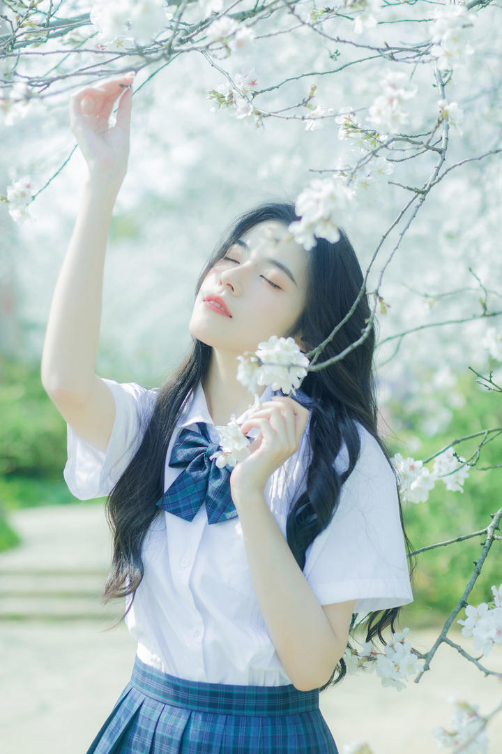 赏花的可爱清纯女高中生户外摄影写真图片