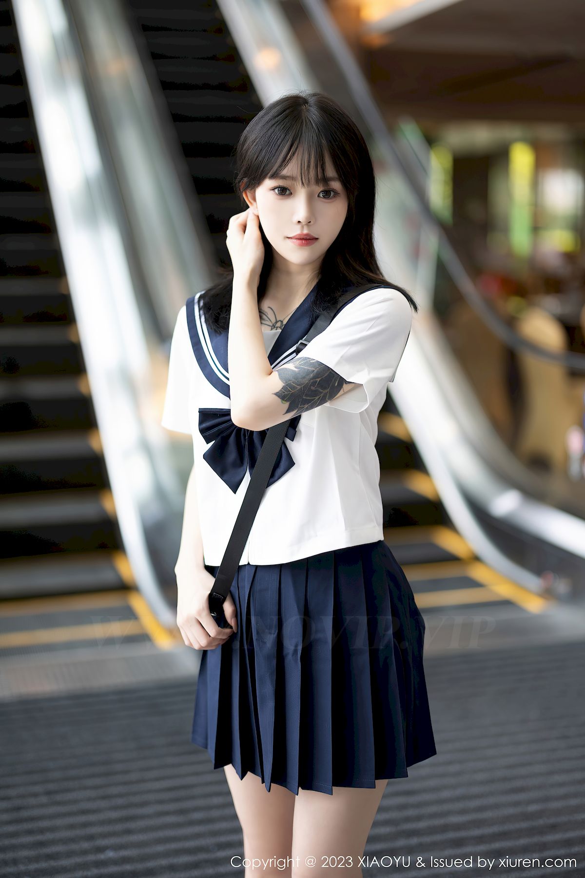 语画界美女模特小奶瓶呜呜学妹服饰搭配白色丝袜写真