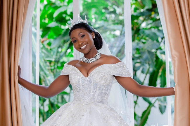 性感黑人美女白色婚纱照图片