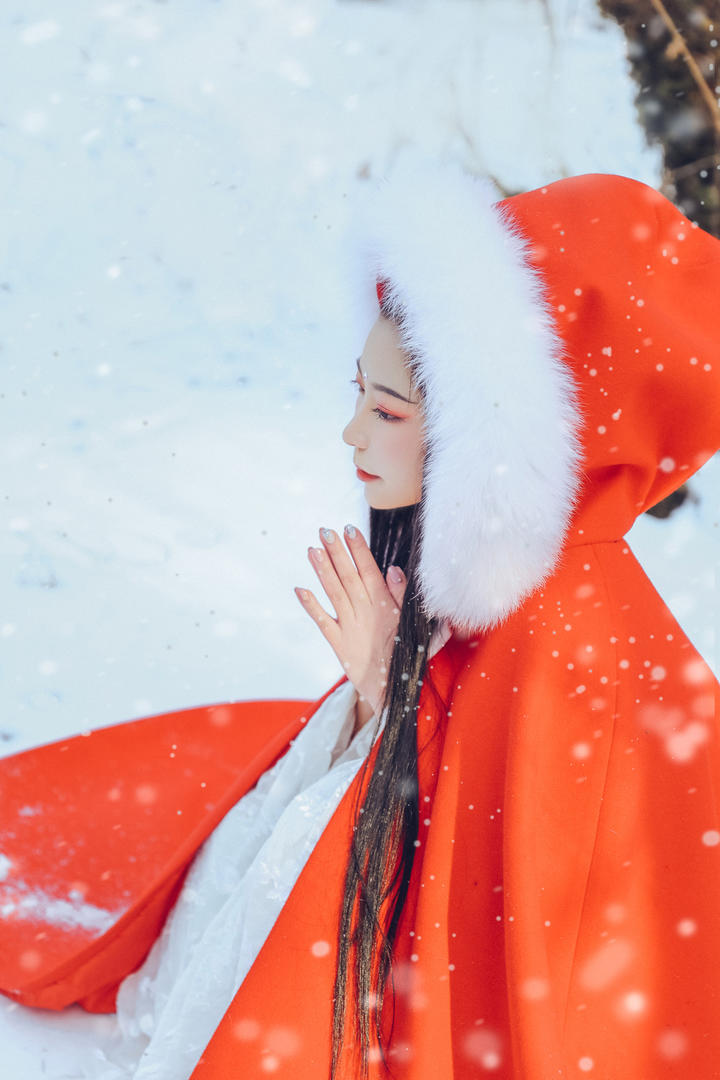 坐在雪地里祈祷的古装美女高清写真