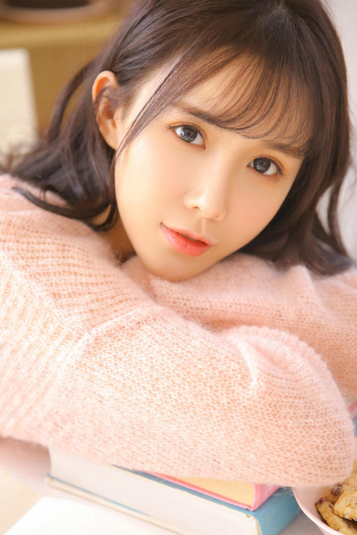 国内清纯甜美美女粉色毛衣慵懒可爱女生头像
