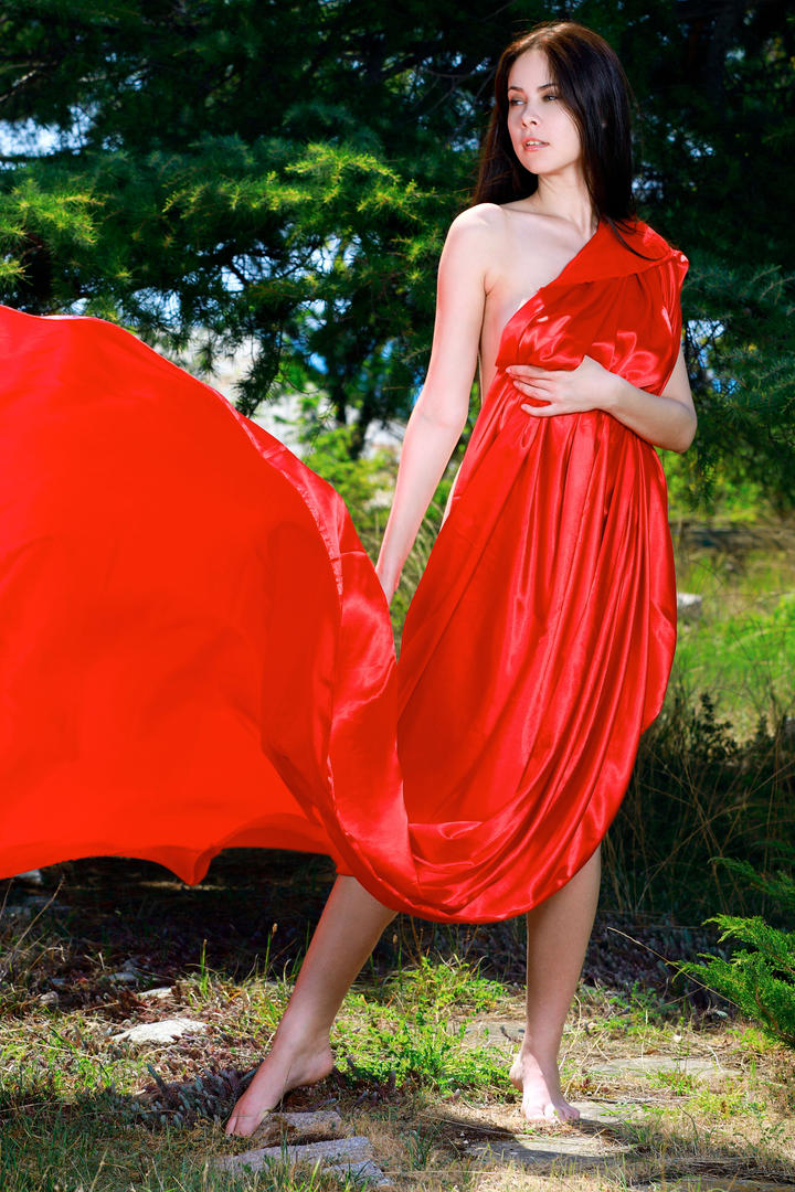 站在山上的欧美高清长裙美女图片