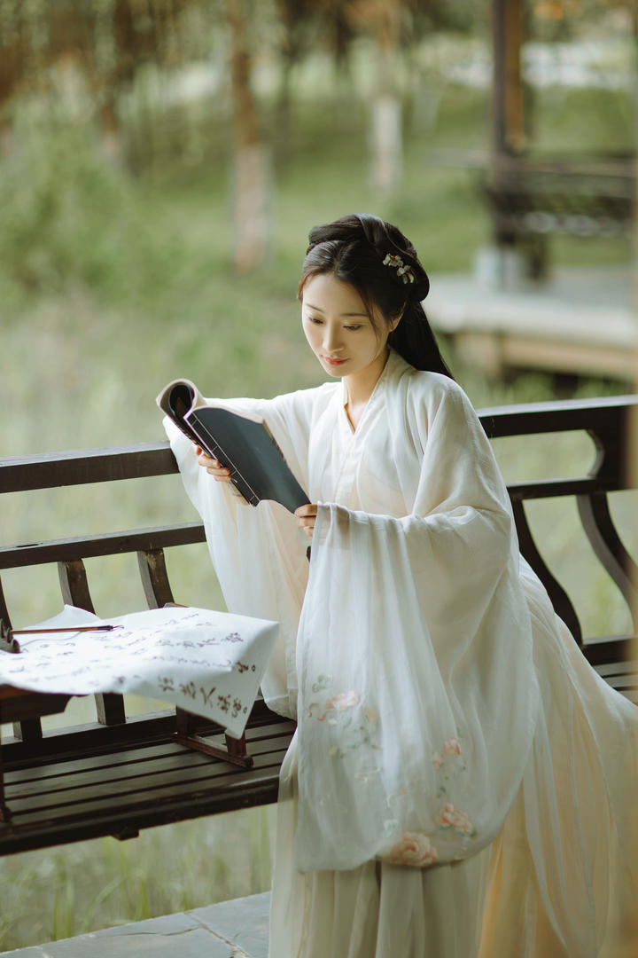 读书的气质白衣古装美女艺术摄影图片