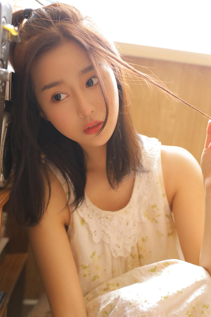 发呆的可爱清纯美女