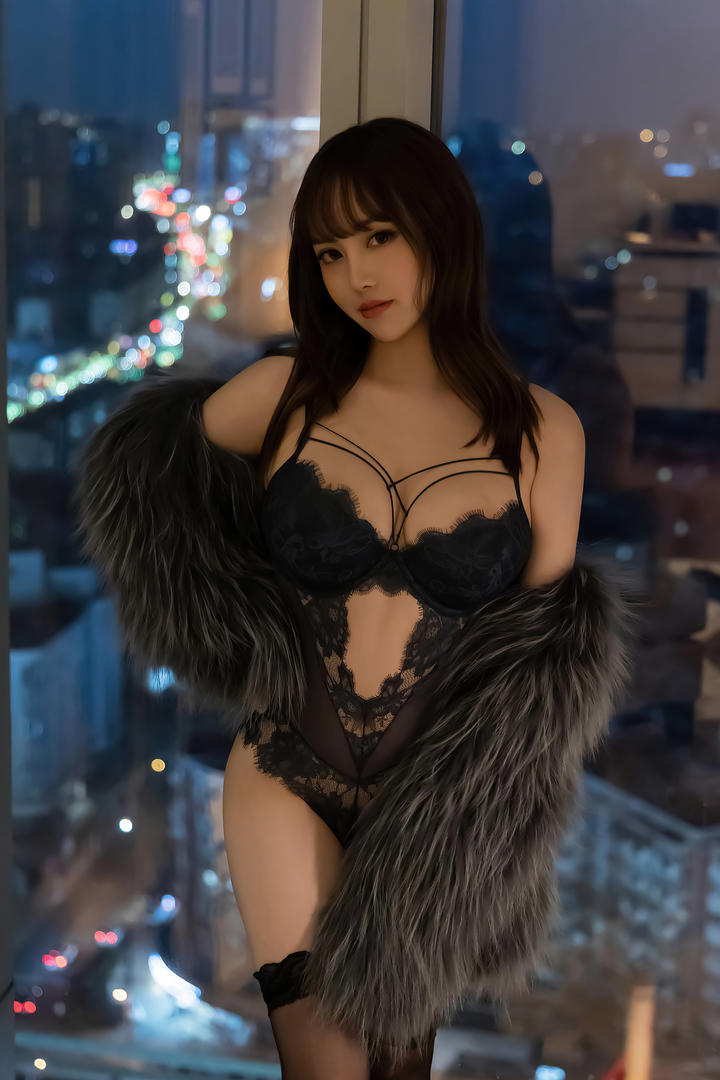 穿貂皮大衣国产性感美女内衣国模私拍图片集