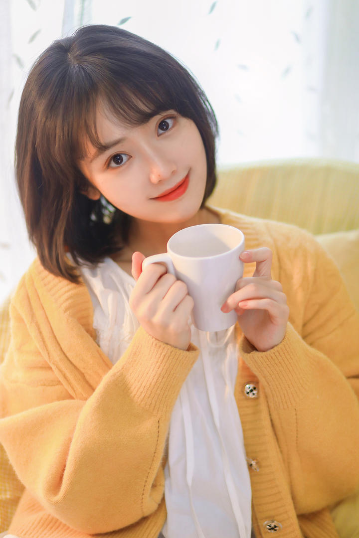 喝水的清纯短发美女头像高清图片