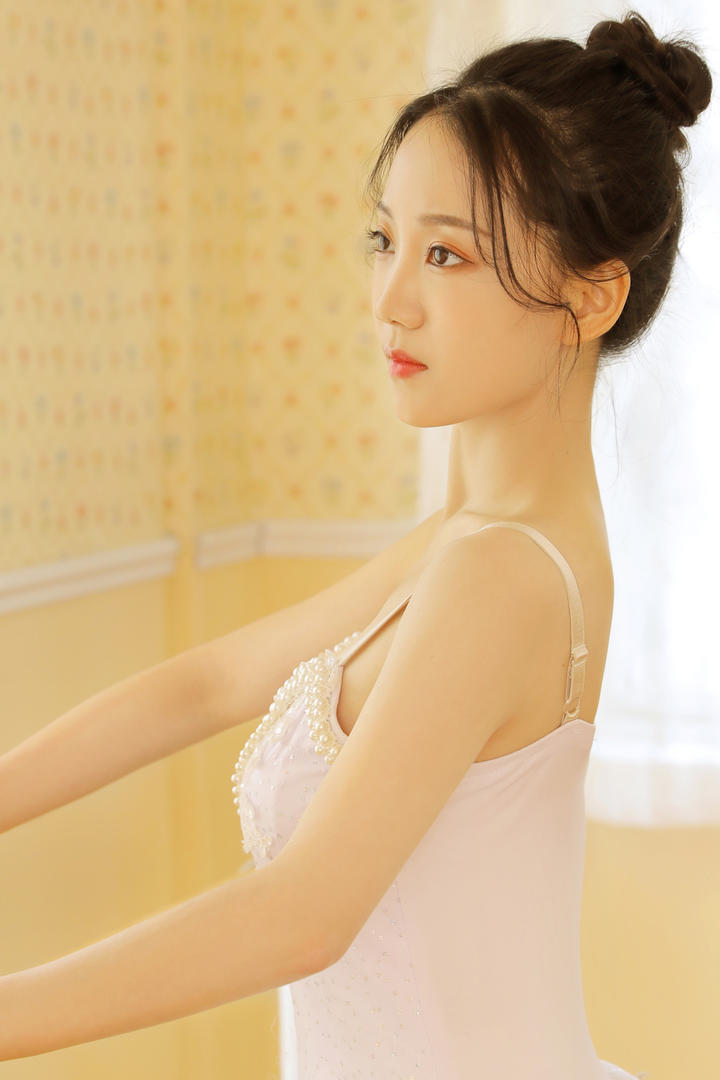 舞蹈教室里跳舞的清纯养眼美女图片