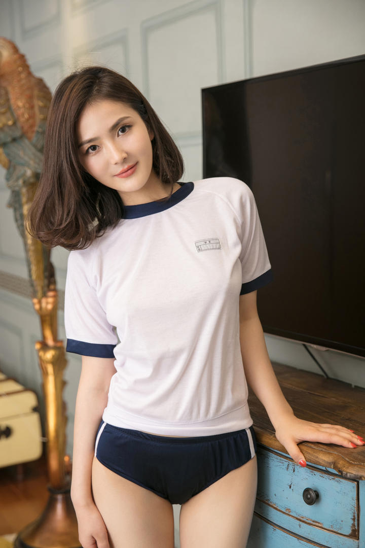 靠在柜子边的性感短发美女图片