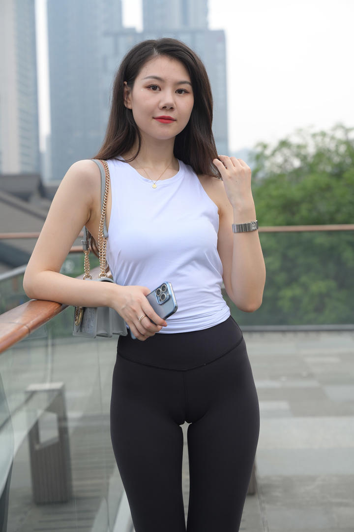 街拍风韵犹存的漂亮阿姨穿紧身裤美女手机壁纸图片