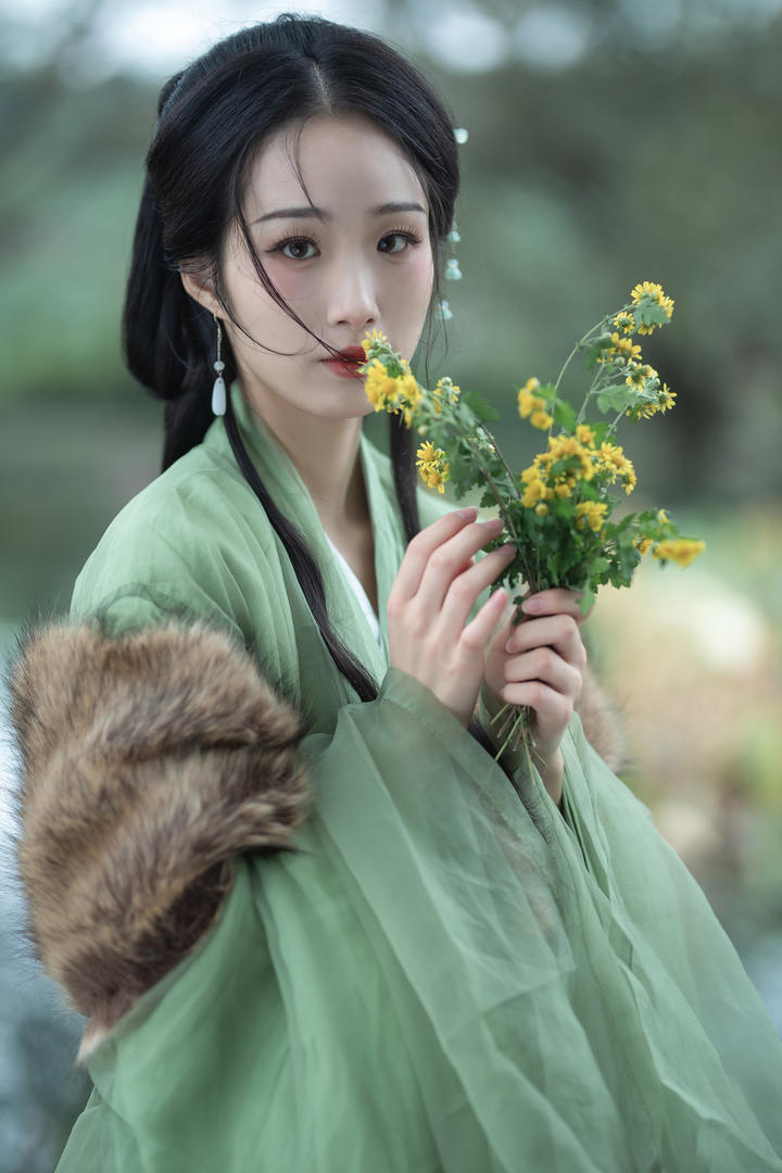 采花的青衣汉服美女高清图片