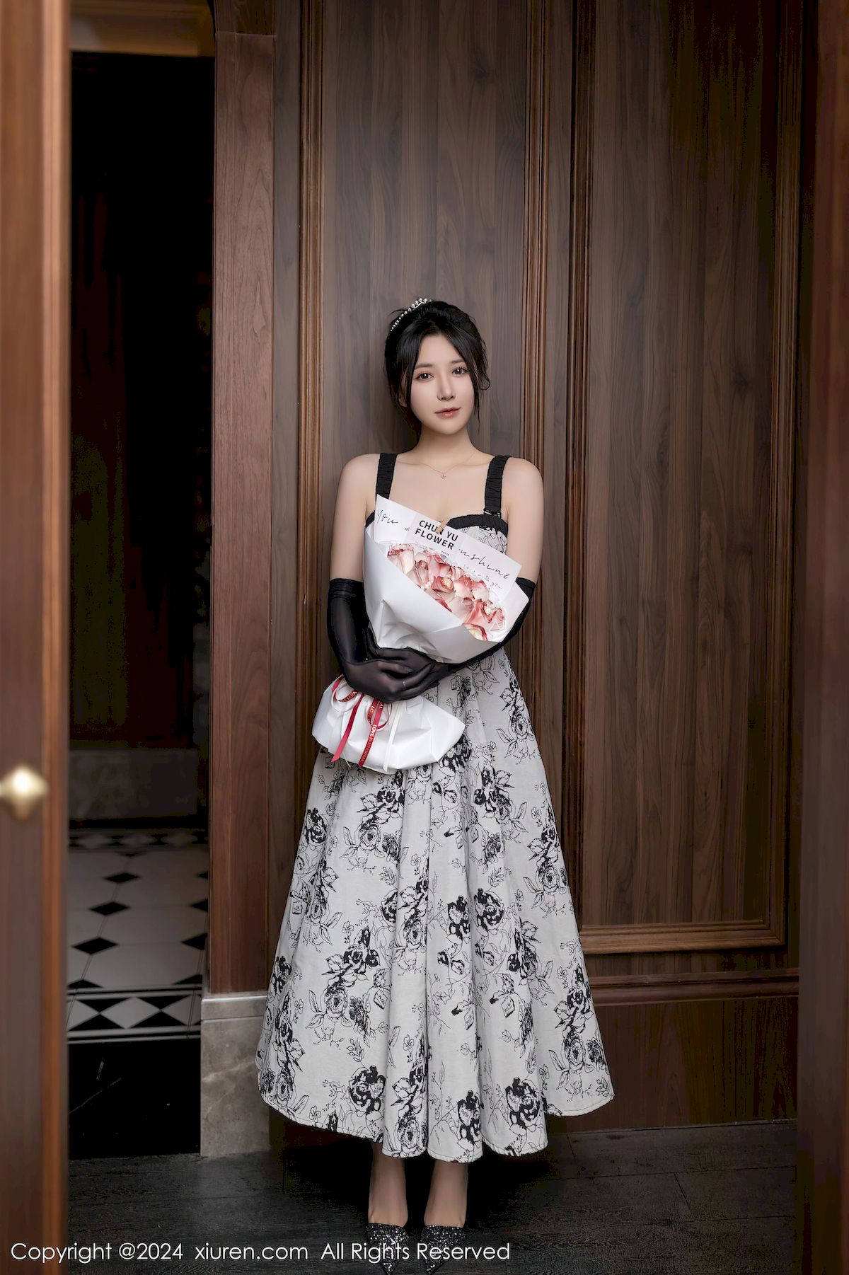 秀人网模特鱼子酱Fish灰色连衣长裙生日主题性感写真