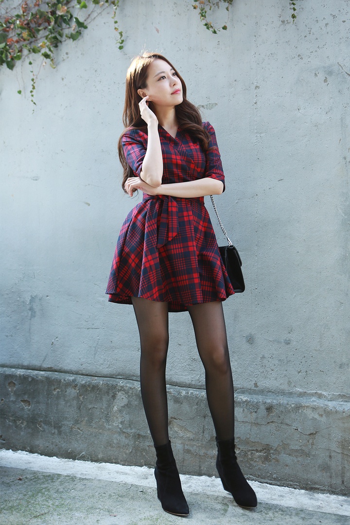 站在墙边的高清韩国极品丝袜美女摄影图片